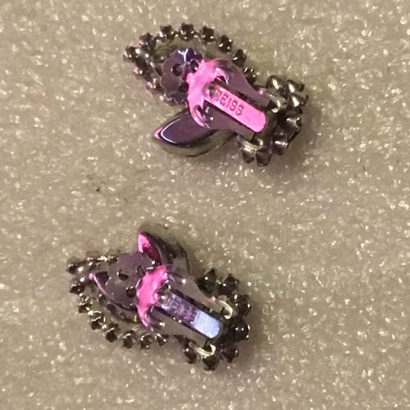 Vintage pair of Weiss rhinestone clip on earrings - Picture 4 of 8